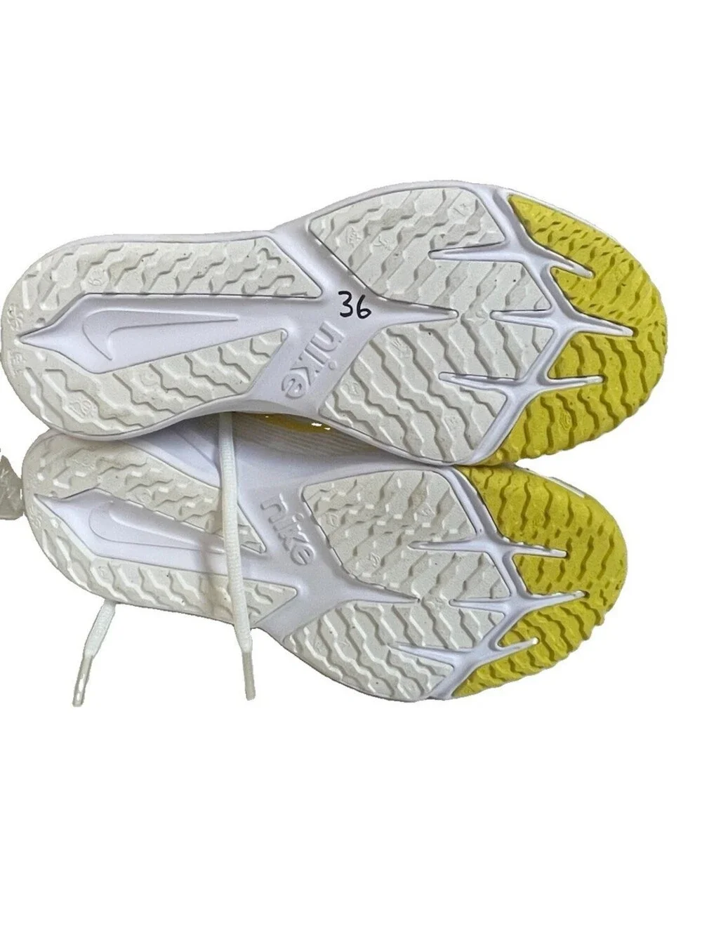 Nike Star Runner 4, Running Shoe  white with vibrant yellow Swoosh Size 5Y